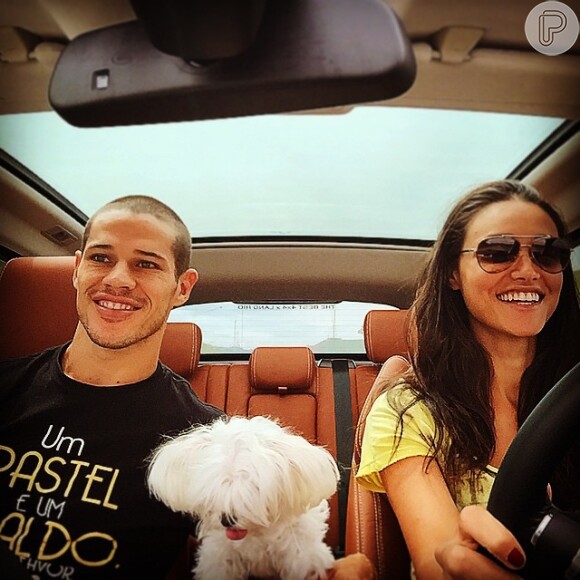 Débora Nascimento também gosta de dirigir o carro durante viagem com José Loreto