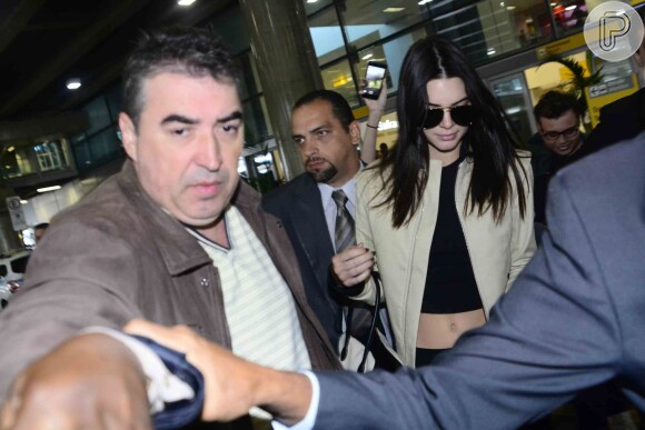 Kendal Jenner deixou a barriga de fora ao usar jaqueta de couro