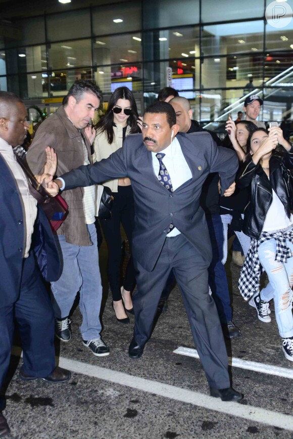 Kendal Jenner precisou ser escoltada por seguranças ao desembarcar em Guarulhos, em São Paulo