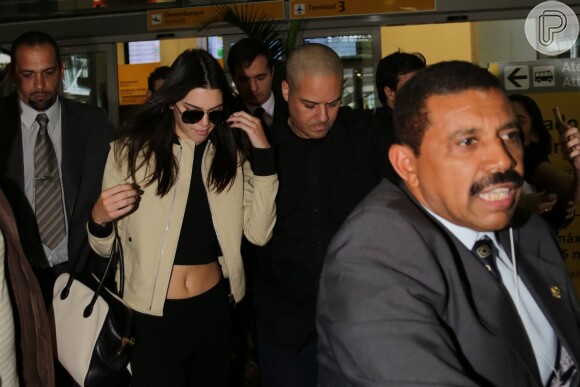 Kendal Jenner usou uma bolsa modelo Pierre da grife Balmain, avaliada em R$ 4.750,00