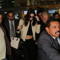 Kendall Jenner desembarca no Brasil usando bolsa Balmain avaliada em R$5.000