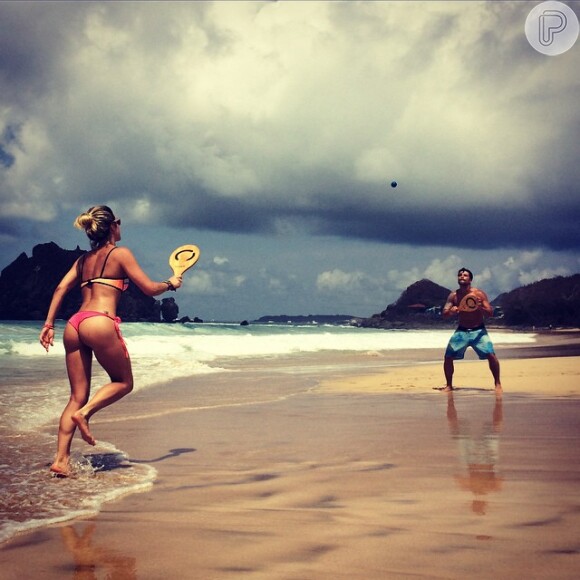 Giovanna Ewbank mostrou o corpão ao jogar frescobol com o marido, Bruno Gagliasso, na praia
