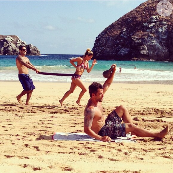 Mesmo durante as férias, em Fernando de Noronha, Bruno Gagliasso e Giovanna Ewbank não descuidaram da malhação e praticaram treino funcional na praia