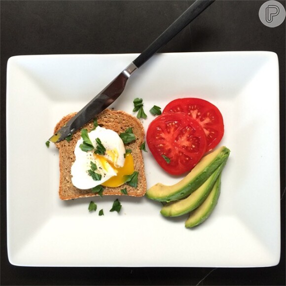 Jennifer Aniston contou que adora comer torradas, ovos e abacate no café da manhã