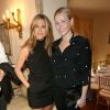 Jennifer Aniston e Arianna Huffington durante evento realizado em Los Angeles, nos Estados Unidos