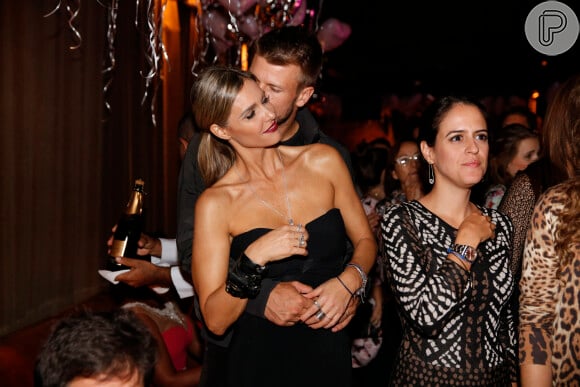 Fernanda Lima ganhor beijo apaixonado do marido Rodrigo Hilbert durante a apresentação de Vanessa da Matta