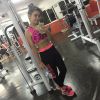 Klara Castanho posou na sala de musculação na academia onde pratica exercícios físicos e deixou alguns seguidores assustados por malhar aos 14 anos