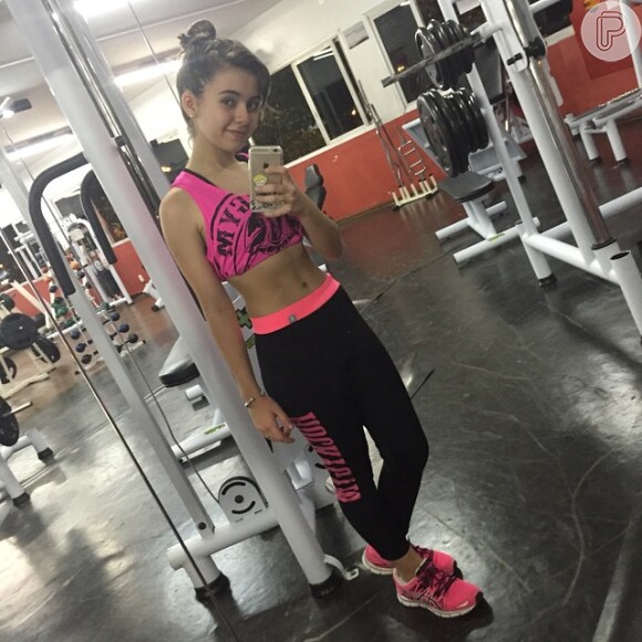 Klara Castanho posou na sala de musculação na academia onde pratica exercícios físicos e deixou alguns seguidores assustados por malhar aos 14 anos