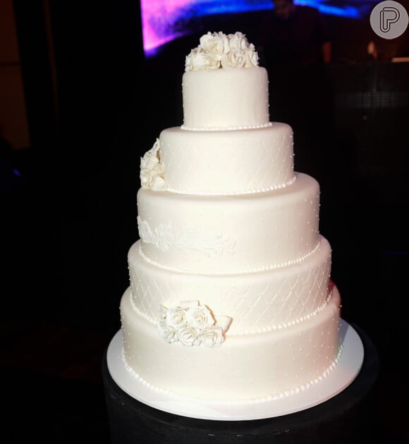 O bolo do casamento de DH Silveira e Bruna Unzueta foi todo branco e tinha cinco andares
