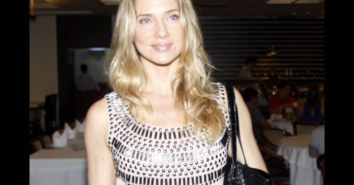 Leticia Spiller faz cirurgia plástica no rosto após colocar silicone nos seios Purepeople Leticia Spiller faz cirurgia plástica no rosto após colocar silicone nos seios Purepeople