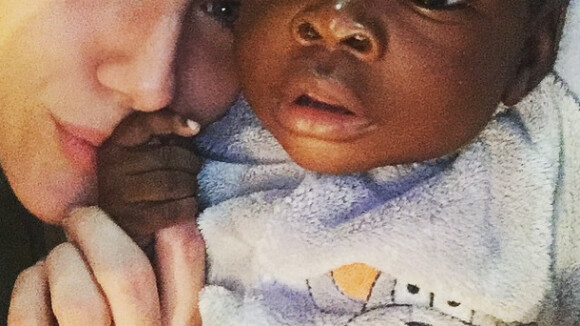 Giovanna Ewbank vai a orfanato na África e posa com bebê. 'Adota!', diz fãs