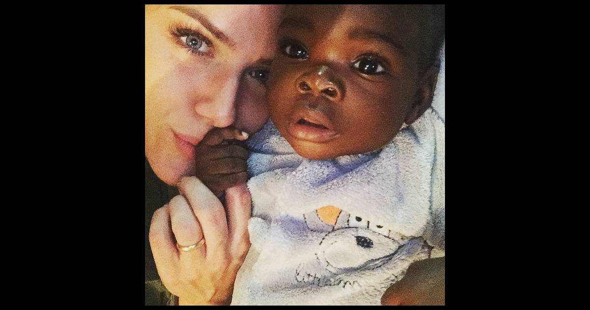 Giovanna Ewbank Vai A Orfanato Na Africa E Posa Com Bebe Adota Diz Fas Purepeople