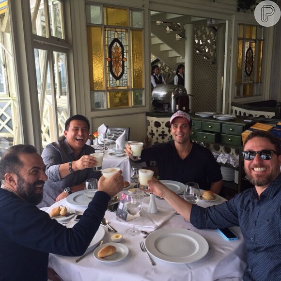 Bruno Gagliasso brinda com os amigos no Chile