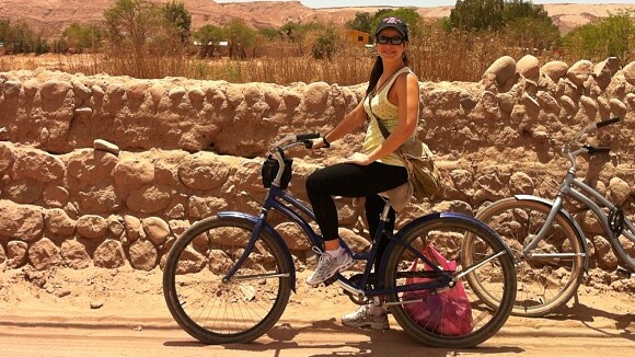 Samara Felippo, grávida de uma menina, pedala no deserto do Atacama, no Chile