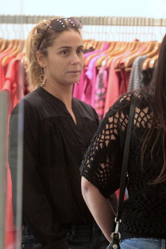Giovanna Antonelli dispensa maquiagem para fazer compra em shopping no Rio, na noite desta sexta-feira, 29 de maio de 2015