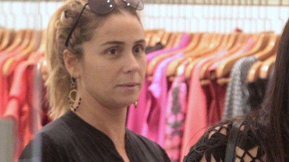 Giovanna Antonelli dispensa maquiagem para ir às compras em shopping no Rio