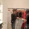 Giovanna Antonelli escolhe roupas em loja de shopping no Rio