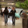 Giovanna Antonelli dispensa maquiagem para fazer compra em shopping no Rio