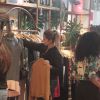 Giovanna Antonelli dispensa maquiagem para fazer compra em shopping no Rio