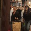 Giovanna Antonelli vai às compras e deixa loja com várias sacolas nas mãos