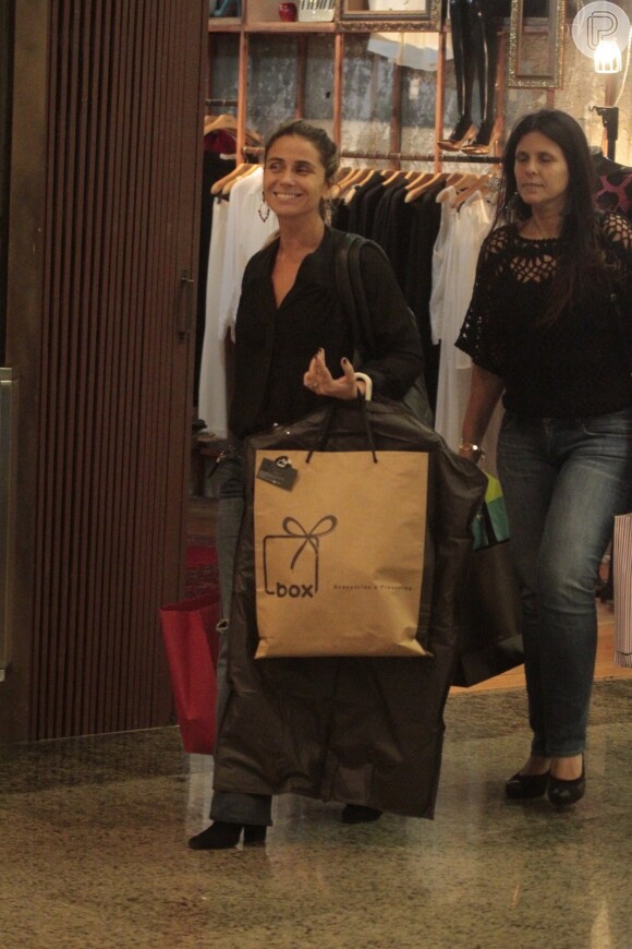 Giovanna Antonelli vai às compras e deixa loja com várias sacolas nas mãos
