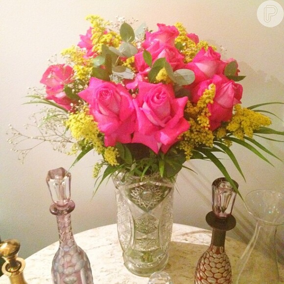 Marina Ruy Barbosa recebe flores do namorado, Klebber Toledo, e publica foto no Instagram