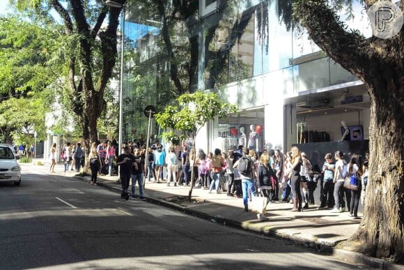 Sophia Abrahão falou com vários fãs que a aguardavam na rua Oscar Freire, em São Paulo