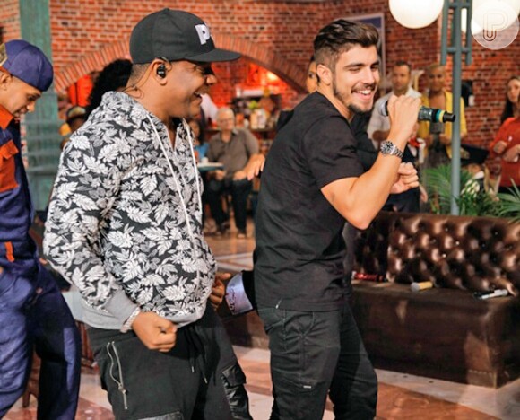 Caio Castro e Márcio Victor cantaram 'Gordinho Gostoso' no palco do programa 'Esquenta' deste domingo, 31 de maio de 2015