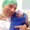 Rafael Ilha comemorou a chegada da filha, Laura, que nasceu nesta segunda-feira, 1º de junho de 2015, na maternidade Santa Joana, em São Paulo: 'Laurinha nasceu, ela é linda'
