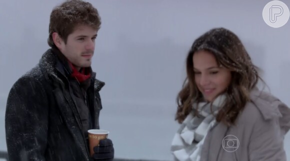 Ben (Maurício Destri) com olhar de apaixonado por Mari (Bruna Marquezine) após eles se beijarem em Nova York
