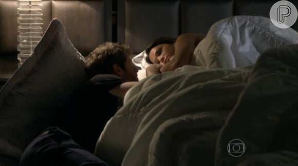 Após muita insistência, Mari (Bruna Marquezine) foi dormir no hotel onde Ben (Maurício Destri) estava hospedado em Nova York, mas ele cedeu a própria cama para a jovem dormir
