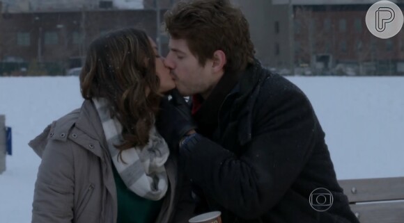 Em Nova York, Ben (Maurício Destri) roubou outro beijo de Mari (Bruna Marquezine)
