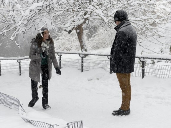 Os passeios em Nova York tiveram direito a brincadeiras na neve entre Mari (Bruna Marquezine) e Ben (Maurício Destri)