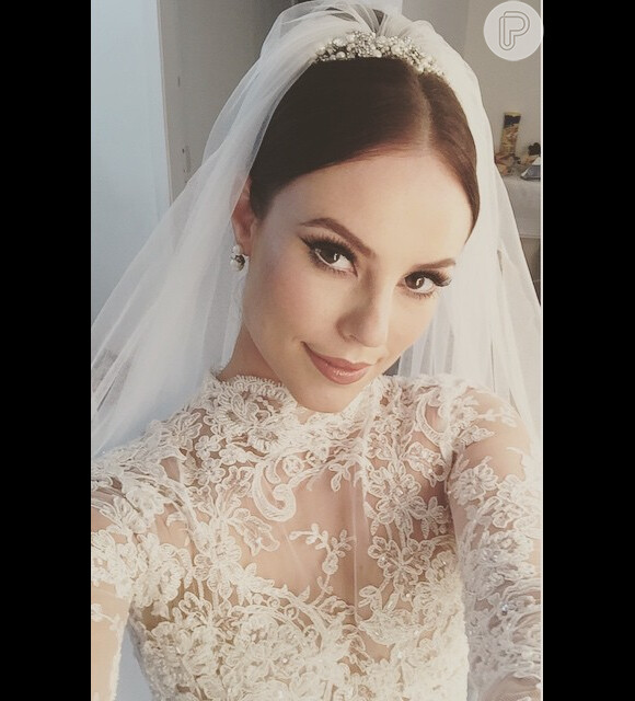 Paolla Oliveira se vestiu de noiva para fotografar para uma campanha e divulgou imagens dos bastidores em seu Instagram, nesta segunda-feira, 1º de junho de 2015