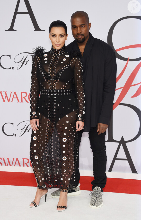 Kim Kardashian chegou acompanhada do marido, Kanye West, usando um vestido transparente da grife Proenza Schouler para o evento de moda 2015 CFDA Fashion Awards, em Nova York, Estados Unidos nesta segunda-feira, 1 de junho de 2015