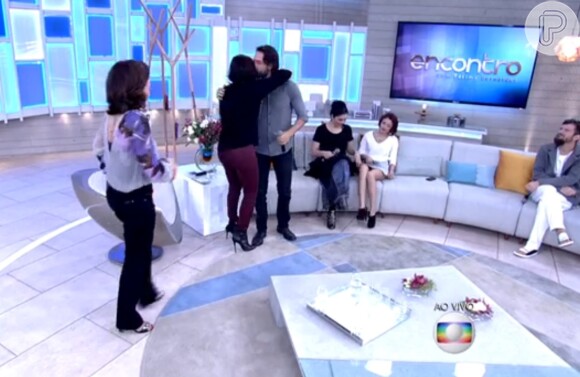 Monica Iozzi ganha beijo de Rodrigo Santoro durante o 'Encontro com Fátima Bernardes'