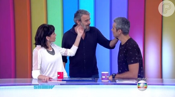 Animada, a apresentadora não perdeu a pose e aproveitou para brincar com a barba de Alexandre Borges
