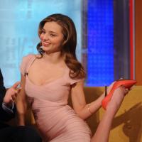 Top Miranda Kerr exibe flexibilidade e quase mostra demais em programa de TV