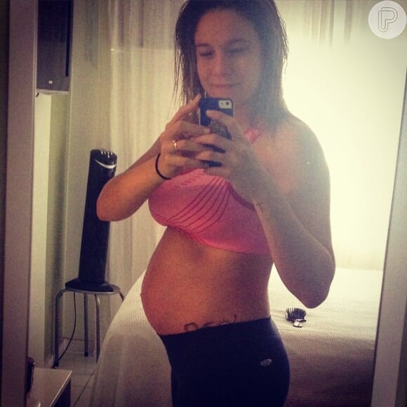 Fernanda Gentil mostrou orgulhosa o barrigão de 7 meses em foto postada no Instagram
