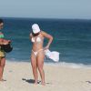 Ela foi à praia acompanhada da amiga, Adriana Sorrentino, com quem dividirá o comando do programa