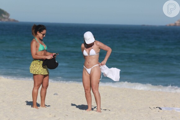 Ela foi à praia acompanhada da amiga, Adriana Sorrentino, com quem dividirá o comando do programa