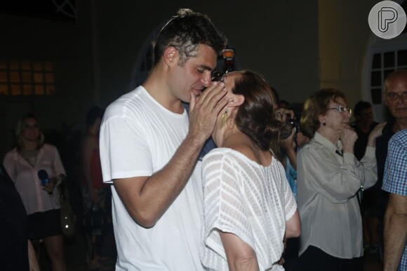 Thiago Lacerda e Vanessa Lóes se beijam
