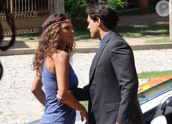 Taís (Débora Nascimento) se envolveu com Hélio (Raphael Viana), mas se decepcionou e terminou tudo com o bonitão, em 'Flor do Caribe'
