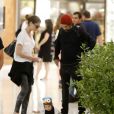 Alinne Moraes passeia com o filho, Pedro, ao lado do ...