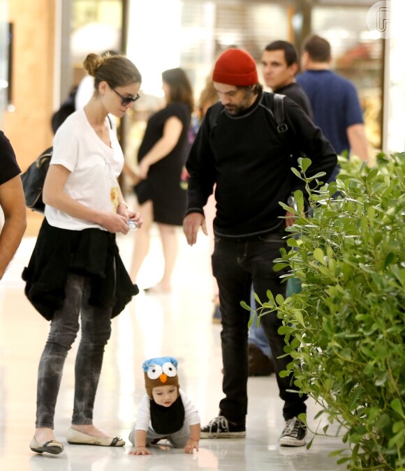 Alinne Moraes e o marido, Mauro Lima,vigiam o filho Pedro, de 1 ano, enquanto criança engatinhava em um shopping do Rio