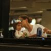 Alinne Moraes e o marido, Mauro Lima, pararam em uma cafeteria no shopping do Rio. Atriz fez pausa para dar papinha ao bebê