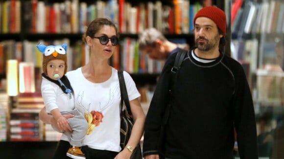 Alinne Moraes passeia com o filho, Pedro, ao lado do marido, Mauro Lima, no Rio