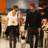 Alinne Moraes e o marido, Mauro Lima, passeiam com o filho, Pedro, de 1 ano, em shopping no Rio