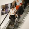 Alinne Moraes e o marido, Mauro Lima, passeiam com o filho, Pedro, de 1 ano, em shopping no Rio