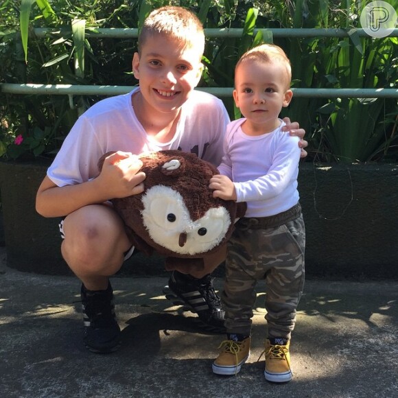 Ana Hickmann levou o filho, Alexandre Jr., e o sobrinho, Vitor, ao zoológico